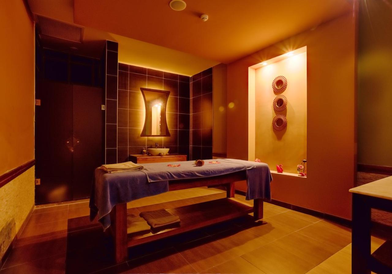 Hotel Tui Magic Life Jacaranda Side Exterior foto A massage table