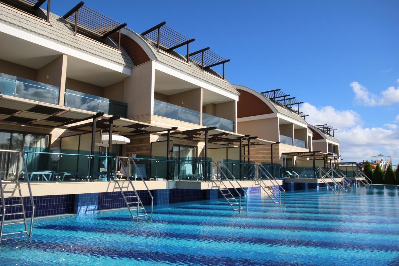 Hotel Tui Magic Life Jacaranda Side Exterior foto The swimming pool at the hotel