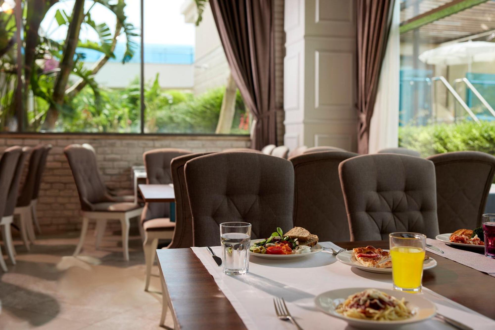 Hotel Tui Magic Life Jacaranda Side Exterior foto Restaurant