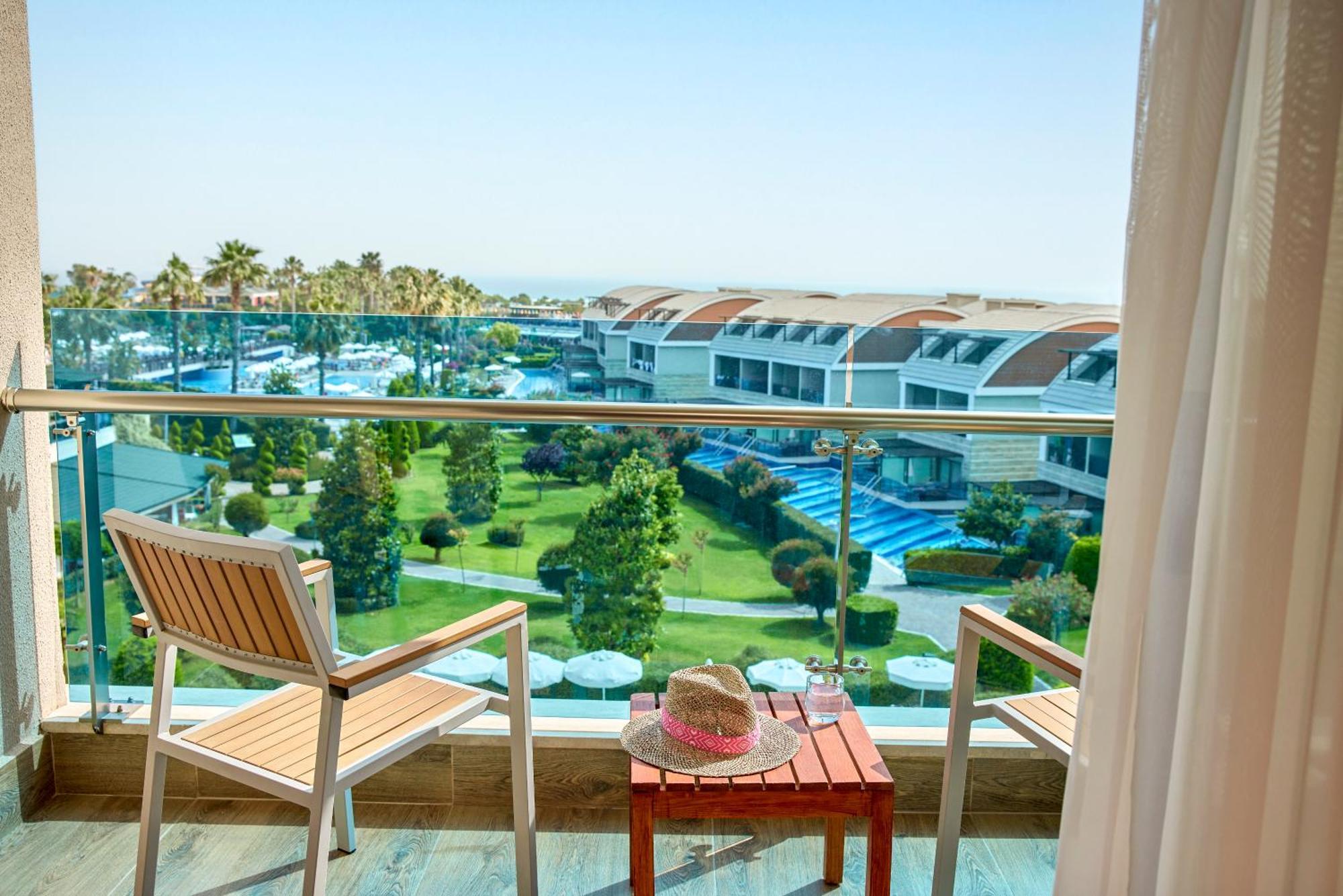 Hotel Tui Magic Life Jacaranda Side Exterior foto A balcony at a hotel