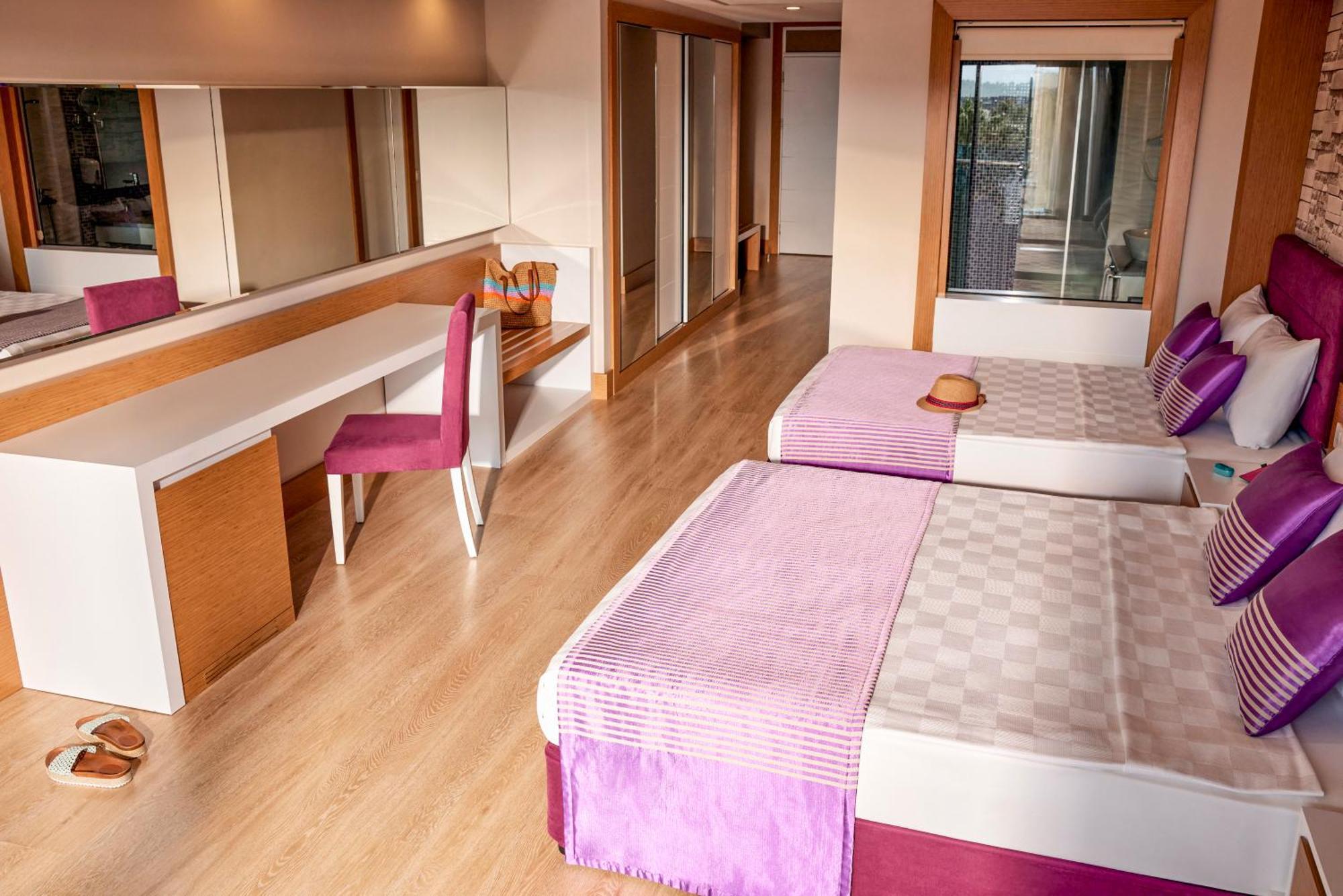 Hotel Tui Magic Life Jacaranda Side Exterior foto A bedroom at the hotel